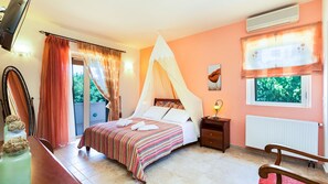 4 bedrooms, iron/ironing board, travel cot, Internet