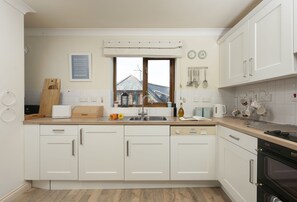 Een koelkast, een magnetron, een oven, een vaatwasser