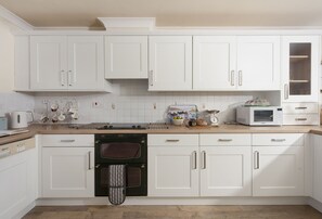 Een koelkast, een magnetron, een oven, een vaatwasser