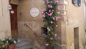 Un edificio con un cartel que indica 'Bed and Breakfast' y 'La Casa del Borgo'.