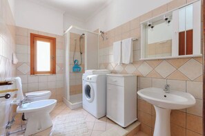 Douche, sèche-cheveux, bidet, serviettes fournies