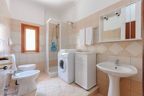 Douche, sèche-cheveux, bidet, serviettes fournies