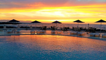 Außenpool, Sonnenschirme, Liegestühle