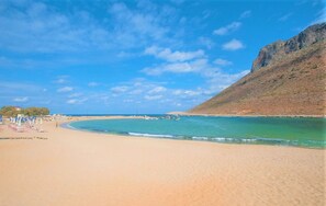 In Strandnähe, Liegestühle, Strandtücher