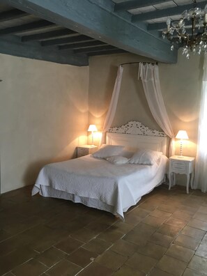 3 habitaciones, escritorio y tabla de planchar con plancha 