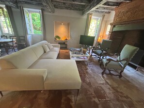 Téléviseur, foyer, lecteur de DVD, livres