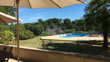 Una piscina al aire libre