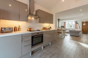 Fridge, microwave, oven, dishwasher - Miss Fishers is a charming two bedroom cottage close to Port Isaac. (Port Isaac)