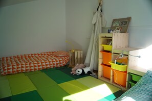 2 bedrooms, iron/ironing board, bed sheets, wheelchair access