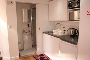 Fridge, microwave, oven, coffee/tea maker