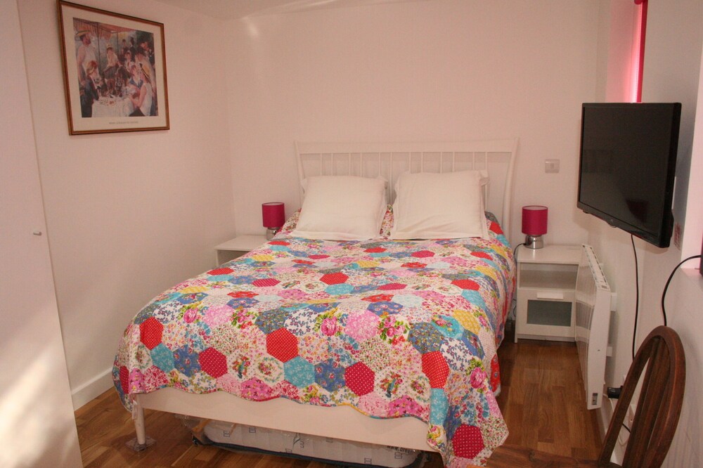 Self-contained New Studio with independent entrance in an up-market quiet area.