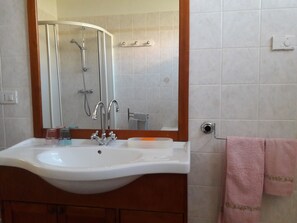 Badewanne, Whirlpool, Haartrockner, Bidet