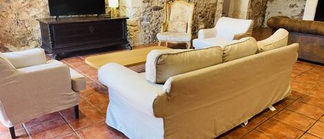 Télévision, cheminée, lecteur de DVD