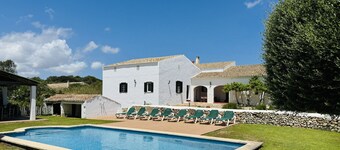 Spacious farmhouse, 4 bedrooms, 4 bathrooms, free WiFi