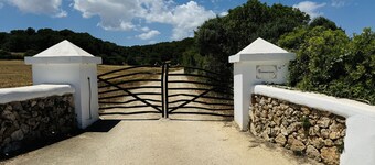 Spacious farmhouse, 4 bedrooms, 4 bathrooms, free WiFi