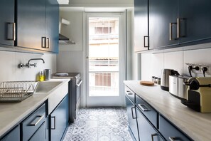 Coffee/tea maker, electric kettle, cookware/dishes/utensils