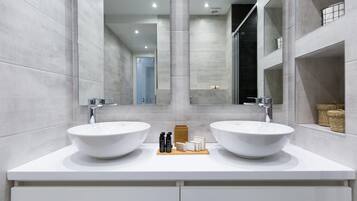 Douche, sèche-cheveux, serviettes fournies, savon