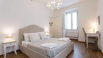 1 chambre, bureau, fer et planche Ă repasser, lit parapluie