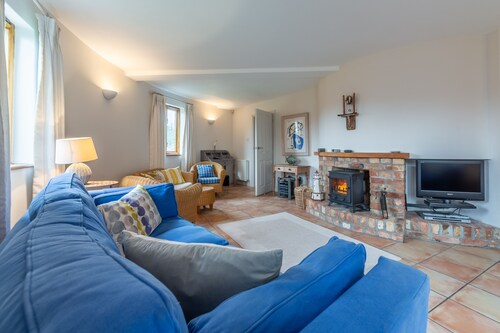 Roundhousessa on epätavallinen muotoilu ja se on yksinään näköala järvelle.