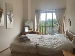 2 habitaciones, tabla de planchar con plancha y cuna de viaje