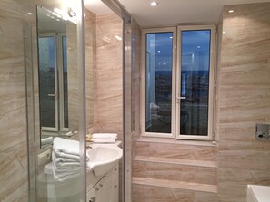 Shower, bidet, towels, toilet paper