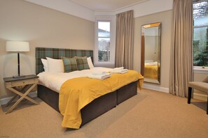 3 bedrooms, iron/ironing board, internet, bed sheets