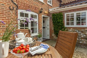 Outdoor dining - Sexton's Yard Cottage, Docking, Norfolk (King's Lynn)