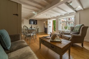 TV, fireplace - Sexton's Yard Cottage, Docking, Norfolk (King's Lynn)