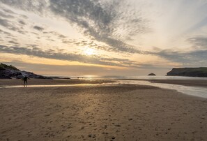 Beach nearby - Pentewan is an attractive, modern holiday home, furnished to a high standard. (Wadebridge)