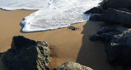 HAUS MIT BEHEIZTEM POOL 5 M VOM MEER, VILLA UND VOM SEE ENTFERNT