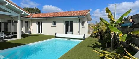 حمّام سباحة خارجي، حمّام سباحة مُدفَّأ