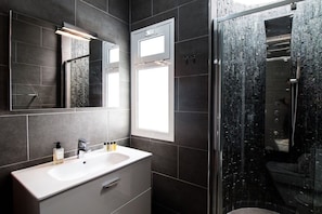 Combined shower/bathtub, hair dryer, towels, soap - The Squid House, Los Calamares Central PB
The house with everything! (Playa Blanca)