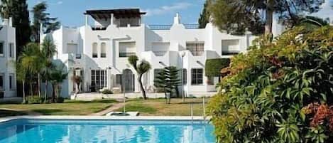 Una piscina cubierta, una piscina climatizada