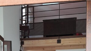 Un loft amplio con cocina, comedor y un pequeño balcón.