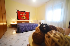 2 Schlafzimmer, Schreibtisch, BĂŒgeleisen/BĂŒgelbrett
