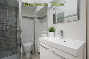 Shower, hair dryer, bidet, towels - "Abitare Trastevere" -Trilussa- living in Rome (Roma)