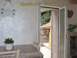 Dining - "Abitare Trastevere" -Trilussa- living in Rome (Roma)