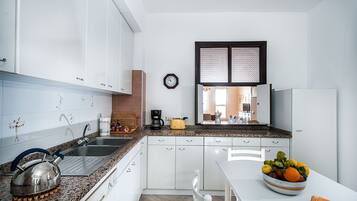 Refrigerador, microondas, horno y lavavajillas