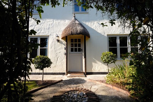 Shepherds Patch ist ein großes Reethaus in Thurlestone mit einem Parkplatz.