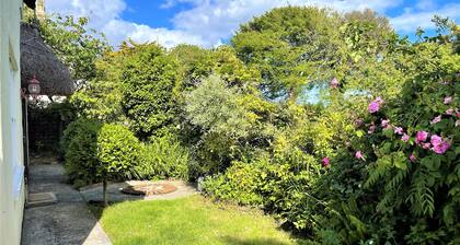 Shepherds Patch ist ein großes Reethaus in Thurlestone mit einem Parkplatz.