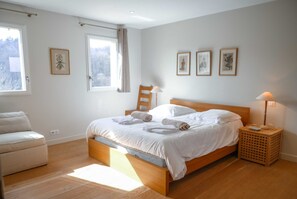 2 عدّة غرف نوم ومكواة/لوح كي وواي فاي وملاءات أسرّة