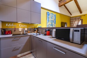 Fridge, microwave, oven, stovetop - Cà dei Zoti 2 - San Marco with luggage room (Venezia)