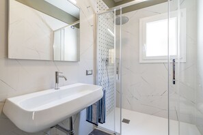 Dusche, Haartrockner, Bidet, Handtücher