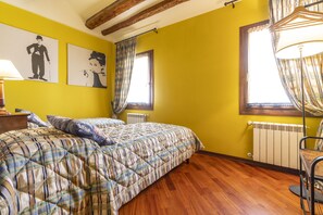 4 chambres, coffre-fort, fer et planche à repasser, lit de bébé portatif