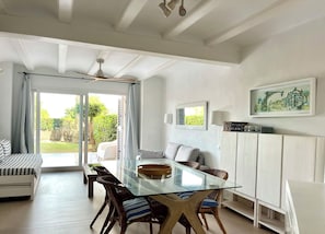 Interior - Beachfront apartment with private garden, wifi and parking space (Jávea)