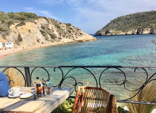 Beachfront apartment with private garden, wifi and parking space