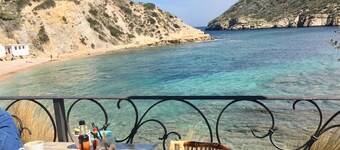 Beachfront apartment with private garden, wifi and parking space