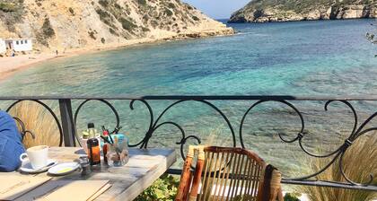 Beachfront apartment with private garden, wifi and parking space