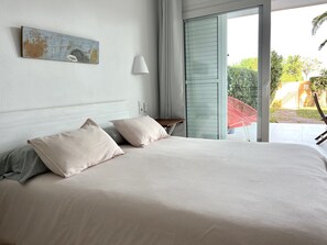 1 bedroom, iron/ironing board, travel cot, free WiFi - Beachfront apartment with private garden, wifi and parking space (Jávea)
