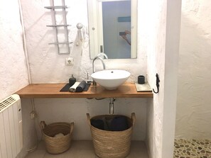 Douche, sèche-cheveux, serviettes fournies, savon